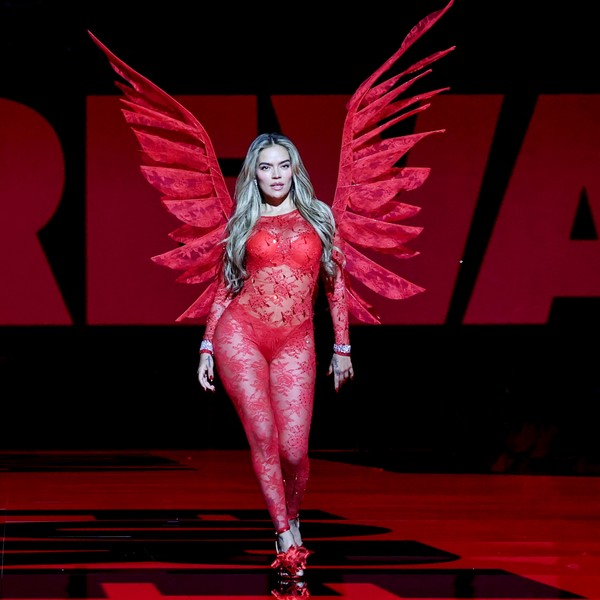 Karol G durante su actuación en el Victoria's Secret Fashion Show 2025